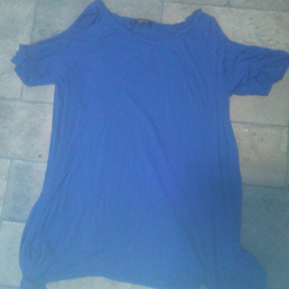 2/10 Shoulder showing t shirt - Picture 1 of 2